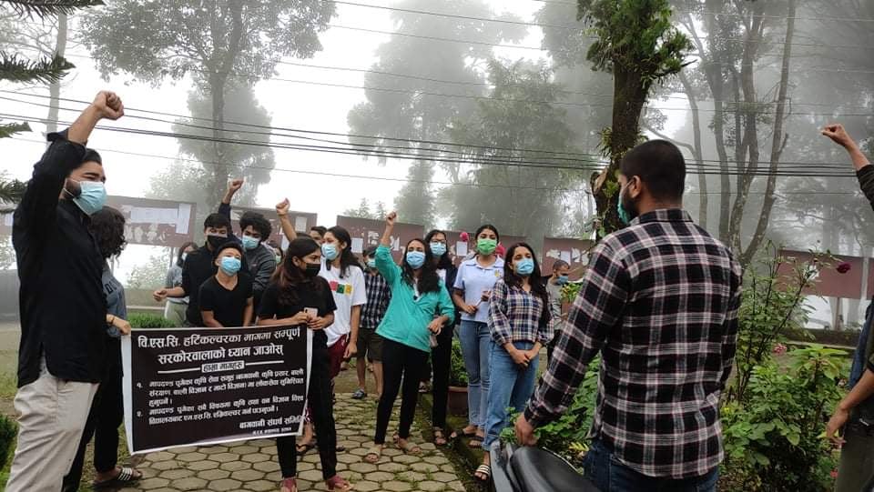 इलाममा हर्टिकल्चरका विद्यार्थीले लगाए क्याम्पसमा ताला, लोकसेवा परीक्षा दिन पाउनुपर्ने माग